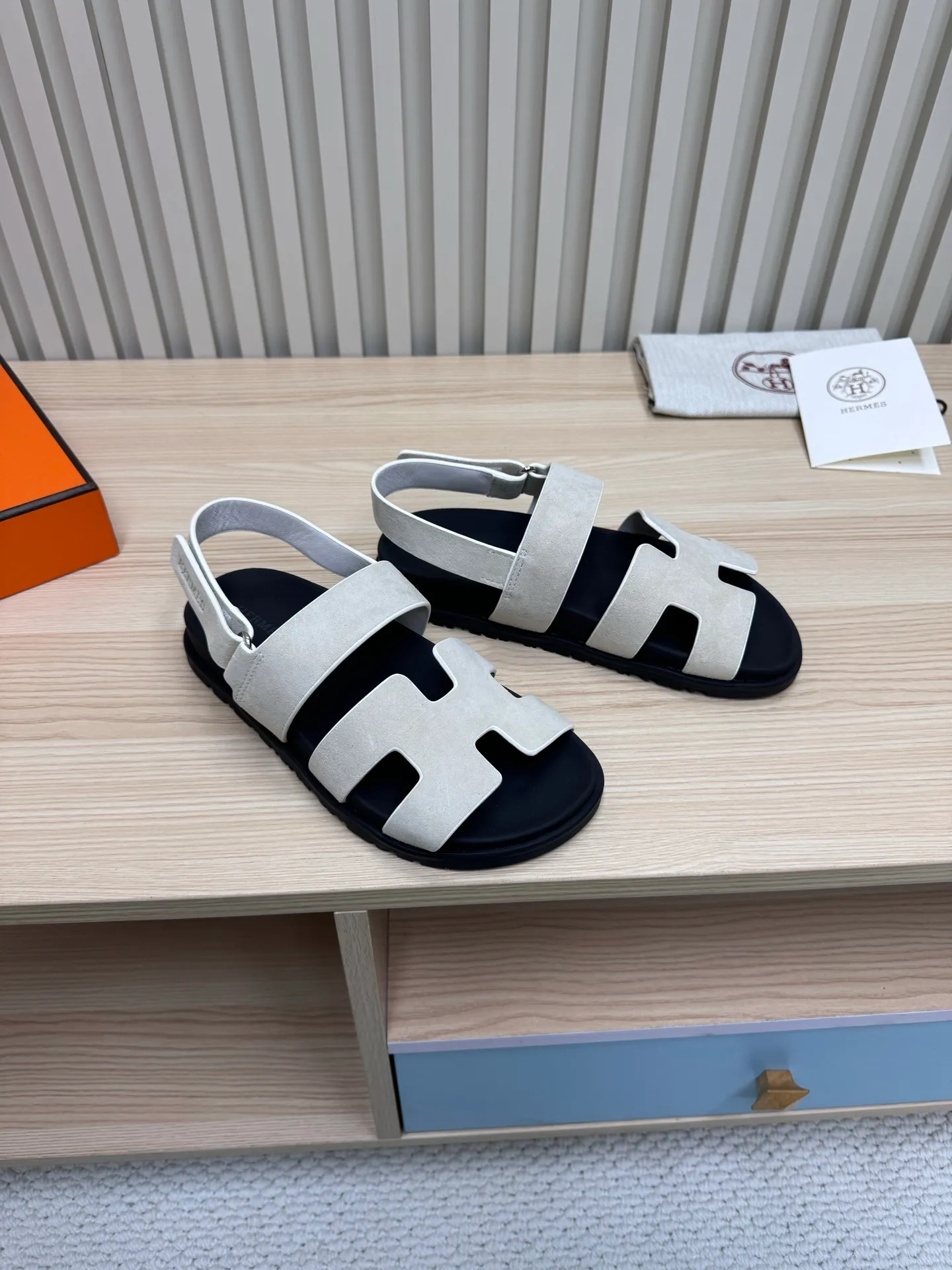 👟👟Ex-factory price 502👟👟Hermes🐎The extremely popular couple’s second uncle slippers/golden sandals and slippers, paired with various colorful socks, are so trendy!  ———————— Upper: imported cowhide/sheep leather/cloth/palmprint leather lining: imported cowhide/sheepskin outsole: Tpu non-slip and wear-resistant outsole Female size: 35-42 (40.41.42 non-returnable and non-exchangeable) Male code: 39-45 (45 non-returnable and non-exchangeable)
